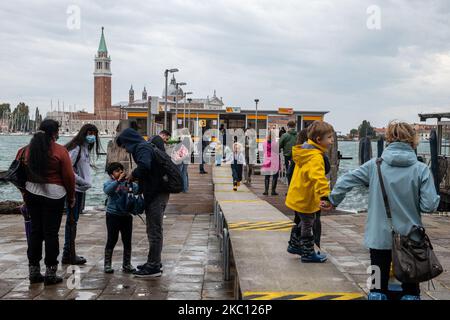 Les touristes marchant sur une passerelle avaient l'habitude de marcher sur la haute mer que le plus pour la première fois a pu bloquer, à Venise, en Italie, sur 02 octobre 2020. Le plus de barrières, le projet expérimental réalisé pour protéger Venise du temps de travail élevé et le niveau maximum d'eau sur le niveau de la mer a atteint 75cm à l'intérieur de Venise au lieu des 135cm attendus, gardant la place San Mark sèche. (Photo de Giacomo Cosua/NurPhoto) Banque D'Images