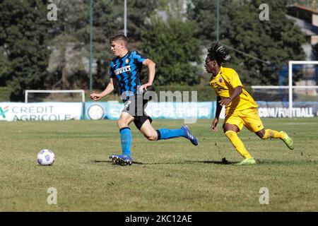 Lorenzo Moretti du FC Internazionale en action pendant le match Primavera 1 entre le FC Internazionale U19 et Ascoli Calcio U19 au centre de développement de la jeunesse de Suning à la mémoire de Giacinto Facchetti sur 3 octobre 2020 à Milan, Italie. (Photo par Mairo Cinquetti/NurPhoto) Banque D'Images