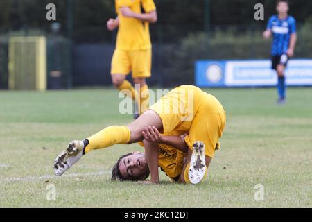 Le joueur d'Ascoli Calcio se verrouille au sol pendant le match Primavera 1 entre le FC Internazionale U19 et Ascoli Calcio U19 au centre de développement de la jeunesse de Suning, à la mémoire de Giacinto Facchetti sur 3 octobre 2020 à Milan, en Italie. (Photo par Mairo Cinquetti/NurPhoto) Banque D'Images