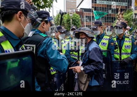 Les manifestants conservateurs affrontent la police lors des célébrations de la Journée nationale de la Fondation à 03 octobre 2020 à Séoul, en Corée du Sud. Les membres des groupes conservateurs organisent un rassemblement contre le gouvernement. (Photo de Chris Jung/NurPhoto) Banque D'Images