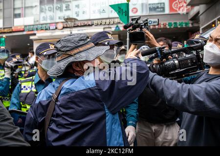 Les manifestants conservateurs se battent avec les médias lors des célébrations de la Journée nationale de la Fondation à 03 octobre 2020 à Séoul, en Corée du Sud. Les membres des groupes conservateurs organisent un rassemblement contre le gouvernement. (Photo de Chris Jung/NurPhoto) Banque D'Images