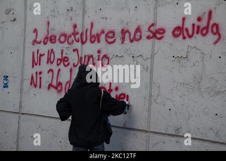 Commémoration, rassemblement et mars pour le 52nd anniversaire du massacre d'étudiants de 1968 à Mexico, au Mexique, sur 2 octobre 2020. Malgré la pandémie Covid-19, des centaines de personnes ont commencé à se rassembler sur la Plaza de las Tres Culturas du CDMX pour se souvenir du massacre de 2 octobre 1968 dans un acte politico-culturel.plus tard, Un groupe de personnes vêtues de noir et à capuchon a traversé Eje Central pour marcher et arriver au Zocalo, mais sur leur chemin ils ont été retenus par des éléments du Secrétariat de la sécurité des citoyens (SSC), parce que pendant leur passage ils ont commencé à vin Molotov cocktails.(photo par Mart Banque D'Images