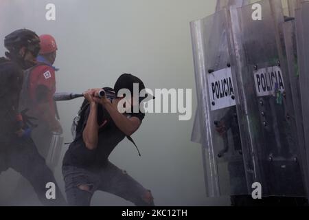 Un anarchiste crie au corps de police lors d'une manifestation sur 2 octobre 2020. Malgré la pandémie Covid-19, des centaines de personnes ont commencé à se rassembler sur la Plaza de las Tres Culturas du CDMX pour se souvenir du massacre de 2 octobre 1968 dans un acte politico-culturel.plus tard, Un groupe de personnes vêtues de noir et à capuchon a traversé Eje Central pour marcher et se rendre au Zocalo, mais sur leur chemin ils ont été retenus par des éléments du Secrétariat de la sécurité des citoyens (SSC), parce que pendant leur passage ils ont commencé à vin Molotov cocktails.(photo de Martin Gorostiola/NurPhoto) Banque D'Images