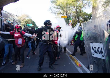 Commémoration, rassemblement et mars pour le 52nd anniversaire du massacre d'étudiants de 1968 à Mexico, au Mexique, sur 2 octobre 2020. Malgré la pandémie Covid-19, des centaines de personnes ont commencé à se rassembler sur la Plaza de las Tres Culturas du CDMX pour se souvenir du massacre de 2 octobre 1968 dans un acte politico-culturel.plus tard, Un groupe de personnes vêtues de noir et à capuchon a traversé Eje Central pour marcher et arriver au Zocalo, mais sur leur chemin ils ont été retenus par des éléments du Secrétariat de la sécurité des citoyens (SSC), parce que pendant leur passage ils ont commencé à vin Molotov cocktails.(photo par Mart Banque D'Images