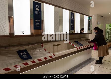 Le passager dans un masque facial protecteur est vu se laver les mains à la gare Victoria alors que la deuxième vague de coronavirus frappe Londres sur 3 octobre 2020, Londres, Angleterre. (Photo par Dominika Zarzycka/NurPhoto) Banque D'Images