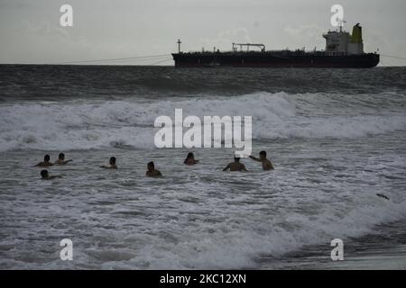 Les Guatémaltèques apprécient la plage du port de San José Escuintla, à 110 kilomètres au sud de la capitale du Guatemala samedi, 3 octobre 2020. Le président du Guatemala Alejandro Giammateo a annoncé que permettra l'ouverture de cinémas, de salles de sport, de parcs publics, de plages, de magasins, Bars de 1 octobre après plus d'un semestre fermé par le Covid-19. Le Guatemala a dénombré au total 93 748 cas positifs de Covid-19 et 3 285 décès dus à la maladie, le plus grand nombre de décès en Amérique centrale. (Photo de Deccio Serrano/NurPhoto) Banque D'Images