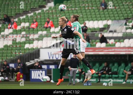 Amos Pieper de DSC Arminia Bielefeld et Niclas Füllkrug de SV Werder Bremen se battent pour le ballon pendant le match de Bundesliga entre SV Werder Bremen et DSC Arminia Bielefeld à Wohninvest WESERSTADION sur 03 octobre 2020 à Brême, Allemagne. (Photo de Peter Niedung/NurPhoto) Banque D'Images