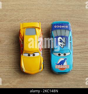 Mattel Cruz Ramirez et Weathers Toy model sport cars de Disney Pixar cars films debout sur une surface en bois. Banque D'Images