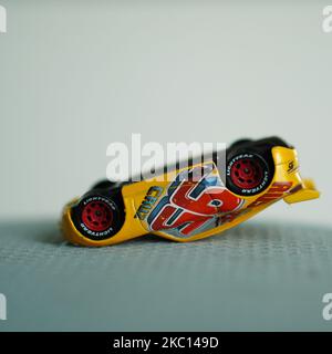 Un modèle de voiture de sport jaune Cruz Ramirez à l'envers de la série Disney Pixar Cars. Banque D'Images