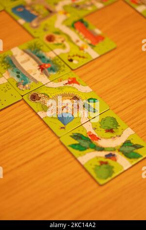 Cartes de jeu Carcassonne Junior sur une surface en bois. Banque D'Images