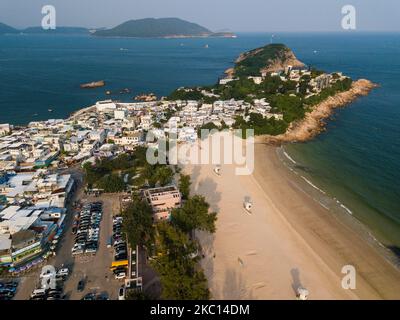 Une vue de drone sur la plage de Shek O à Hong Kong, sur 4 octobre 2020. En raison du pandmic COVID-19, les plages de Hong Kong sont fermées depuis juillet 2020, mais les salles de sport, les restaurants et les salons de beauté ont tous rouvert. (Photo de Marc Fernandes/NurPhoto) Banque D'Images