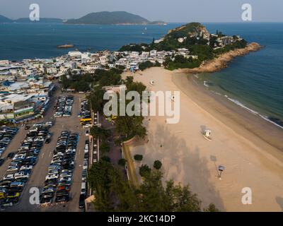 Une vue de drone sur la plage de Shek O à Hong Kong, sur 4 octobre 2020. En raison du pandmic COVID-19, les plages de Hong Kong sont fermées depuis juillet 2020, mais les salles de sport, les restaurants et les salons de beauté ont tous rouvert. (Photo de Marc Fernandes/NurPhoto) Banque D'Images