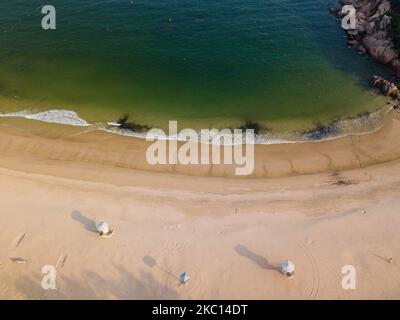 Une vue de drone sur la plage de Shek O à Hong Kong, sur 4 octobre 2020. En raison du pandmic COVID-19, les plages de Hong Kong sont fermées depuis juillet 2020, mais les salles de sport, les restaurants et les salons de beauté ont tous rouvert. (Photo de Marc Fernandes/NurPhoto) Banque D'Images