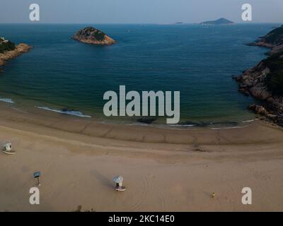 Une vue de drone sur la plage de Shek O à Hong Kong, sur 4 octobre 2020. En raison du pandmic COVID-19, les plages de Hong Kong sont fermées depuis juillet 2020, mais les salles de sport, les restaurants et les salons de beauté ont tous rouvert. (Photo de Marc Fernandes/NurPhoto) Banque D'Images