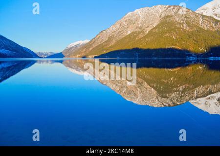 Lac Achensee en hiver, Pertisau et les montagnes Karwendel à l'arrière, Pertisau, Achensee, Tirol, Autriche Banque D'Images