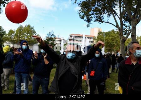 Des citoyens se sont réunis devant l'Assemblée de Madrid pour la défense de la santé publique et pour demander la démission de la présidente de la Communauté, Isabel Diaz Ayuso, pour la gestion négligente de la crise du coronavirus à Madrid le 4th octobre 2020 (photo de Juan Carlos Lucas/NurPhoto) Banque D'Images