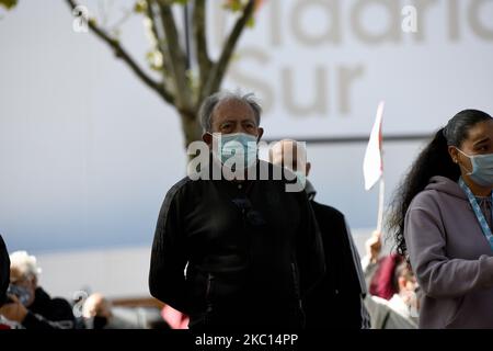 Des citoyens se sont réunis devant l'Assemblée de Madrid pour la défense de la santé publique et pour demander la démission de la présidente de la Communauté, Isabel Diaz Ayuso, pour la gestion négligente de la crise du coronavirus à Madrid le 4th octobre 2020 (photo de Juan Carlos Lucas/NurPhoto) Banque D'Images