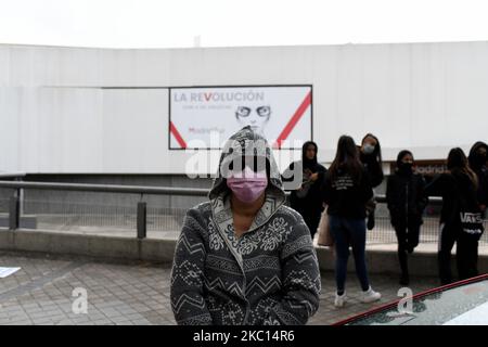 Des citoyens se sont réunis devant l'Assemblée de Madrid pour la défense de la santé publique et pour demander la démission de la présidente de la Communauté, Isabel Diaz Ayuso, pour la gestion négligente de la crise du coronavirus à Madrid le 4th octobre 2020 (photo de Juan Carlos Lucas/NurPhoto) Banque D'Images