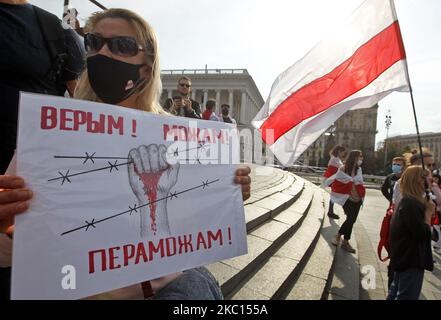 Les gens assistent à un rassemblement de solidarité avec les manifestations biélorusses sur la place de l'indépendance à Kiev, en Ukraine, le 04 octobre 2020. Les Biélorusses qui vivent en Ukraine, et les militants ukrainiens qui les soutiennent se sont réunis pour leur rassemblement en faveur des manifestations d’opposition en Biélorussie contre les résultats des élections présidentielles. (Photo par STR/NurPhoto) Banque D'Images