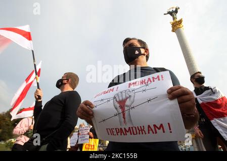 Les gens assistent à un rassemblement de solidarité avec les manifestations biélorusses sur la place de l'indépendance à Kiev, en Ukraine, le 04 octobre 2020. Les Biélorusses qui vivent en Ukraine, et les militants ukrainiens qui les soutiennent se sont réunis pour leur rassemblement en faveur des manifestations d’opposition en Biélorussie contre les résultats des élections présidentielles. (Photo par STR/NurPhoto) Banque D'Images