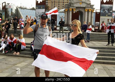 Les gens assistent à un rassemblement de solidarité avec les manifestations biélorusses sur la place de l'indépendance à Kiev, en Ukraine, le 04 octobre 2020. Les Biélorusses qui vivent en Ukraine, et les militants ukrainiens qui les soutiennent se sont réunis pour leur rassemblement en faveur des manifestations d’opposition en Biélorussie contre les résultats des élections présidentielles. (Photo par STR/NurPhoto) Banque D'Images