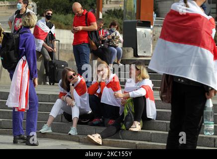 Les gens assistent à un rassemblement de solidarité avec les manifestations biélorusses sur la place de l'indépendance à Kiev, en Ukraine, le 04 octobre 2020. Les Biélorusses qui vivent en Ukraine, et les militants ukrainiens qui les soutiennent se sont réunis pour leur rassemblement en faveur des manifestations d’opposition en Biélorussie contre les résultats des élections présidentielles. (Photo par STR/NurPhoto) Banque D'Images