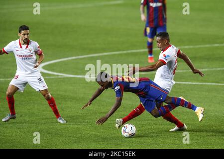 22 Ansu Fati du FC Barcelone défendu par 25 Fernando du FC Séville lors du match de la Liga entre le FC Barcelone et le FC Séville derrière des portes fermées en raison du coronavirus au stade Camp Nou sur 04 octobre 2020 à Barcelone, Espagne. (Photo par Xavier Bonilla/NurPhoto) Banque D'Images