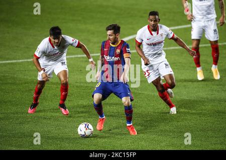 10 Lionel Messi du FC Barcelone défendu par 19 Acuna du FC Séville et 25 Fernando du FC Séville lors du match de la Liga entre le FC Barcelone et le FC Séville derrière des portes fermées en raison du coronavirus au stade Camp Nou sur 04 octobre 2020 à Barcelone, Espagne. (Photo par Xavier Bonilla/NurPhoto) Banque D'Images