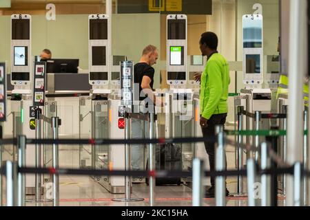 L'illustration montre les personnes qui attendent aux douanes le terminal B de l'aéroport de Bruxelles, à Zaventem, le vendredi 04 novembre 2022. BELGA PHOTO JAMES ARTHUR GEKIERE Banque D'Images