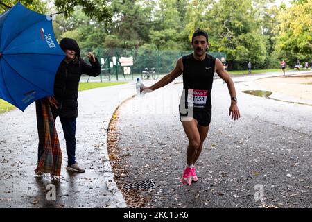 David Pepplewell, un participant au marathon virtuel de Londres de Virgin Money à Dulwich Park, dans le sud de Londres, en Angleterre, sur 4 octobre 2020. En raison de la pandémie de Covid-19, le Marathon de Londres pour le public était virtuel. Les participants se trouvent dans les lieux de leur choix, disposant d'une application mobile comme système de surveillance. La famille et les amis ont souvent pris des distances plus courtes pour soutenir le coureur. (Photo par Dominika Zarzycka/NurPhoto) Banque D'Images