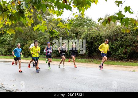 Tan Gower, un participant au marathon virtuel de Londres de Virgin Money et ses partisans sont vus courir par temps froid et pluvieux pour cancer Reaserch UK dans le parc de Dulwich dans le sud de Londres, Angleterre sur 4 octobre 2020. En raison de la pandémie de Covid-19, le Marathon de Londres pour le public était virtuel. Les participants se trouvent dans les lieux de leur choix, disposant d'une application mobile comme système de surveillance. La famille et les amis ont souvent pris des distances plus courtes pour soutenir le coureur. (Photo par Dominika Zarzycka/NurPhoto) Banque D'Images