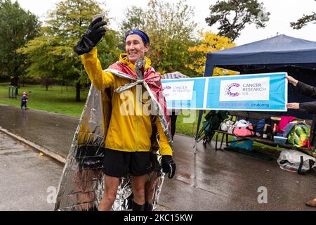 Gower Tan, un participant au marathon virtuel de Londres de Virgin Money, qui s'exécute pour cancer Reaserch UK, est vu sur sa ligne d'arrivée au parc Dulwich, dans le sud de Londres, en Angleterre, sur 4 octobre 2020. En raison de la pandémie de Covid-19, le Marathon de Londres pour le public était virtuel. Les participants se trouvent dans les lieux de leur choix, disposant d'une application mobile comme système de surveillance. La famille et les amis ont souvent pris des distances plus courtes pour soutenir le coureur. (Photo par Dominika Zarzycka/NurPhoto) Banque D'Images