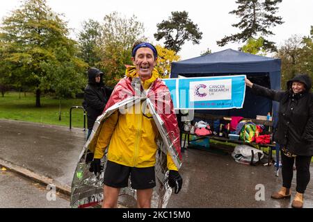 Gower Tan, un participant au marathon virtuel de Londres de Virgin Money, qui s'exécute pour cancer Reaserch UK, est vu sur sa ligne d'arrivée au parc Dulwich, dans le sud de Londres, en Angleterre, sur 4 octobre 2020. En raison de la pandémie de Covid-19, le Marathon de Londres pour le public était virtuel. Les participants se trouvent dans les lieux de leur choix, disposant d'une application mobile comme système de surveillance. La famille et les amis ont souvent pris des distances plus courtes pour soutenir le coureur. (Photo par Dominika Zarzycka/NurPhoto) Banque D'Images