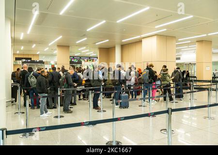 L'illustration montre les personnes qui attendent aux douanes le terminal B de l'aéroport de Bruxelles, à Zaventem, le vendredi 04 novembre 2022. BELGA PHOTO JAMES ARTHUR GEKIERE Banque D'Images