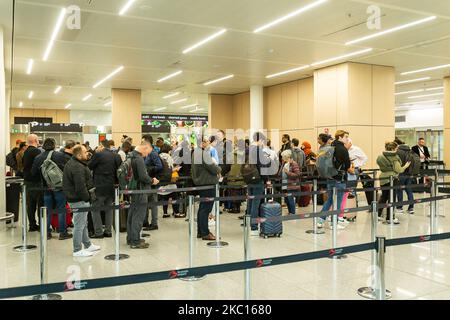 L'illustration montre les personnes qui attendent aux douanes le terminal B de l'aéroport de Bruxelles, à Zaventem, le vendredi 04 novembre 2022. BELGA PHOTO JAMES ARTHUR GEKIERE Banque D'Images