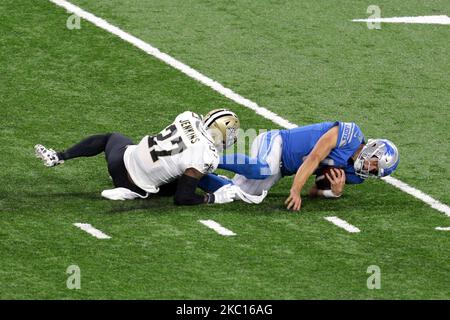 Le quarter back des Lions de Détroit Matthew Stafford (9) est attaqué par New Orleans Saints Strong Safety Malcolm Jenkins (27) pendant la deuxième moitié d'un match de football de la NFL à Detroit, Michigan, États-Unis, le dimanche, 4 octobre 2020 (photo de Jorge Lemus/NurPhoto) Banque D'Images