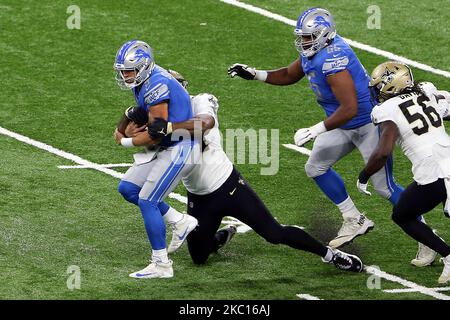 Le quarterback des Lions de Détroit Matthew Stafford (9) est mis à sac par la New Orleans Saints défensive End Cameron Jordan (94) pendant la première moitié d'un match de football de la NFL contre les New Orleans Saints à Detroit, Michigan, États-Unis, dimanche, 4 octobre 2020. (Photo par Amy Lemus/NurPhoto) Banque D'Images