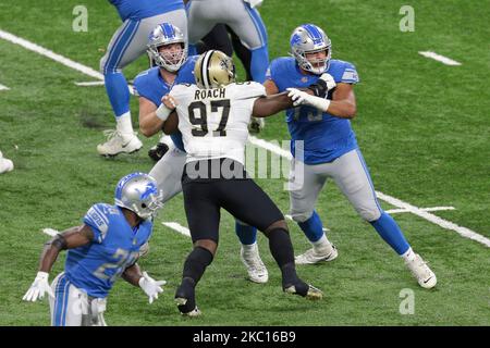 La Nouvelle-Orléans Saints attaque défensive Malcolm Roach (97) défend contre le centre des Lions de Detroit Frank Ragnow (77) (L) et le garde offensif Jonas Jackson (73) pendant la seconde moitié d'un football de la NFL à Detroit, Michigan, États-Unis, le dimanche, 4 octobre 2020 (photo de Jorge Lemus/NurPhoto) Banque D'Images