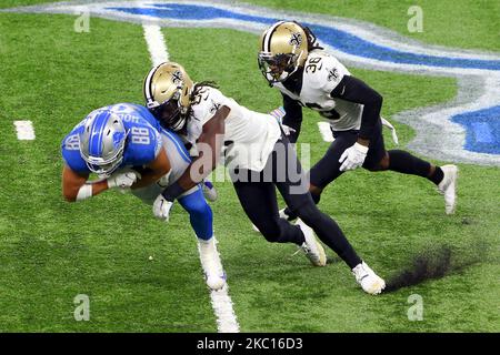 Detroit Lions Tight End T.J. Hockenson (88) est attaqué par les saints de la Nouvelle-Orléans devant le linebacker Demario Davis (56) lors de la deuxième moitié d'un match de football de la NFL contre les Saints de la Nouvelle-Orléans à Detroit, Michigan, États-Unis, dimanche, 4 octobre 2020. (Photo par Amy Lemus/NurPhoto) Banque D'Images