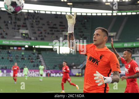 Le gardien de but Rafal Gikiewicz du FC Augsbourg gestuelle lors du match de Bundesliga entre VfL Wolfsburg et le FC Augsbourg au stade Volkswagen sur 04 octobre 2020 à Wolfsburg, en Allemagne. (Photo de Peter Niedung/NurPhoto) Banque D'Images