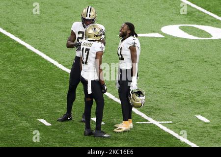 Alvin Kamara (41) discute avec le grand receveur de la Nouvelle-Orléans Emmanuel Sanders (17) et les Saints de la Nouvelle-Orléans qui reviennent à Latavius Murray (28) entre les matchs de la première moitié d'un match de football de la NFL contre les Lions de Detroit à Detroit, Michigan, aux États-Unis, dimanche, 4 octobre, 2020. (Photo par Amy Lemus/NurPhoto) Banque D'Images