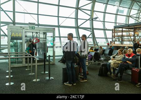L'illustration montre des personnes qui attendent à une porte dans le terminal A de l'aéroport de Bruxelles, à Zaventem, vendredi 04 novembre 2022. BELGA PHOTO JAMES ARTHUR GEKIERE Banque D'Images