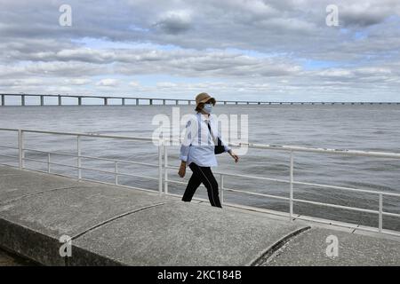 Une femme portant un masque de protection marche le long du boulevard Tejo à Lisbonne, au Portugal, sur 4 octobre 2020. Le Portugal enregistre actuellement 10 décès supplémentaires liés au covid-19 et 904 nouveaux cas d'infection par le nouveau coronavirus, selon le bulletin épidémiologique du Département portugais de la santé (DGG). (Photo par Jorge Mantilla/NurPhoto) Banque D'Images