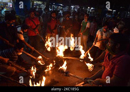 Des étudiants de l'université de Kolkata, de l'université de Javavpur et de l'université de la Présidence ont organisé un rassemblement de flambeau pour protester contre l'horrible incident d'une femme de 19 ans, qui est décédée à Delhi deux semaines après avoir été violée par des gangs et torturée à Hathras, dans l'Uttar Pradesh, elle avait subi de multiples fractures. La paralysie et une goutte dans sa langue lors de l'horrible assaut ont été incinérées par les policiers la nuit dernière sans remettre le corps mort aux membres de sa famille, à Kolkata, au 05 octobre 2020. (Photo de Sukhomoy Sen/NurPhoto) Banque D'Images