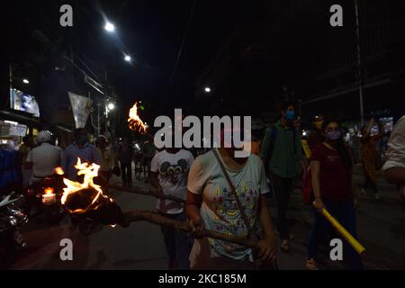 Des étudiants de l'université de Kolkata, de l'université de Javavpur et de l'université de la Présidence ont organisé un rassemblement de flambeau pour protester contre l'horrible incident d'une femme de 19 ans, qui est décédée à Delhi deux semaines après avoir été violée par des gangs et torturée à Hathras, dans l'Uttar Pradesh, elle avait subi de multiples fractures. La paralysie et une goutte dans sa langue lors de l'horrible assaut ont été incinérées par les policiers la nuit dernière sans remettre le corps mort aux membres de sa famille, à Kolkata, au 05 octobre 2020. (Photo de Sukhomoy Sen/NurPhoto) Banque D'Images