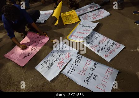 Des étudiants de l'université de Kolkata, de l'université de Javavpur et de l'université de la Présidence ont organisé un rassemblement de flambeau pour protester contre l'horrible incident d'une femme de 19 ans, qui est décédée à Delhi deux semaines après avoir été violée par des gangs et torturée à Hathras, dans l'Uttar Pradesh, elle avait subi de multiples fractures. La paralysie et une goutte dans sa langue lors de l'horrible assaut ont été incinérées par les policiers la nuit dernière sans remettre le corps mort aux membres de sa famille, à Kolkata, au 05 octobre 2020. (Photo de Sukhomoy Sen/NurPhoto) Banque D'Images