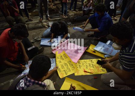 Des étudiants de l'université de Kolkata, de l'université de Javavpur et de l'université de la Présidence ont organisé un rassemblement de flambeau pour protester contre l'horrible incident d'une femme de 19 ans, qui est décédée à Delhi deux semaines après avoir été violée par des gangs et torturée à Hathras, dans l'Uttar Pradesh, elle avait subi de multiples fractures. La paralysie et une goutte dans sa langue lors de l'horrible assaut ont été incinérées par les policiers la nuit dernière sans remettre le corps mort aux membres de sa famille, à Kolkata, au 05 octobre 2020. (Photo de Sukhomoy Sen/NurPhoto) Banque D'Images