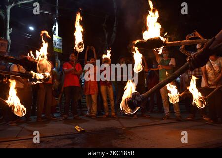 Des étudiants de l'université de Kolkata, de l'université de Javavpur et de l'université de la Présidence ont organisé un rassemblement de flambeau pour protester contre l'horrible incident d'une femme de 19 ans, qui est décédée à Delhi deux semaines après avoir été violée par des gangs et torturée à Hathras, dans l'Uttar Pradesh, elle avait subi de multiples fractures. La paralysie et une goutte dans sa langue lors de l'horrible assaut ont été incinérées par les policiers la nuit dernière sans remettre le corps mort aux membres de sa famille, à Kolkata, au 05 octobre 2020. (Photo de Sukhomoy Sen/NurPhoto) Banque D'Images