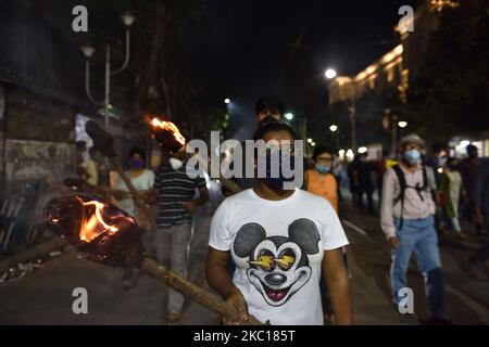 Des étudiants de l'université de Kolkata, de l'université de Javavpur et de l'université de la Présidence ont organisé un rassemblement de flambeau pour protester contre l'horrible incident d'une femme de 19 ans, qui est décédée à Delhi deux semaines après avoir été violée par des gangs et torturée à Hathras, dans l'Uttar Pradesh, elle avait subi de multiples fractures. La paralysie et une goutte dans sa langue lors de l'horrible assaut ont été incinérées par les policiers la nuit dernière sans remettre le corps mort aux membres de sa famille, à Kolkata, au 05 octobre 2020. (Photo de Sukhomoy Sen/NurPhoto) Banque D'Images