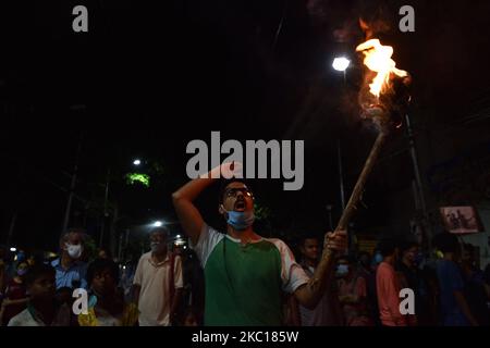 Des étudiants de l'université de Kolkata, de l'université de Javavpur et de l'université de la Présidence ont organisé un rassemblement de flambeau pour protester contre l'horrible incident d'une femme de 19 ans, qui est décédée à Delhi deux semaines après avoir été violée par des gangs et torturée à Hathras, dans l'Uttar Pradesh, elle avait subi de multiples fractures. La paralysie et une goutte dans sa langue lors de l'horrible assaut ont été incinérées par les policiers la nuit dernière sans remettre le corps mort aux membres de sa famille, à Kolkata, au 05 octobre 2020. (Photo de Sukhomoy Sen/NurPhoto) Banque D'Images